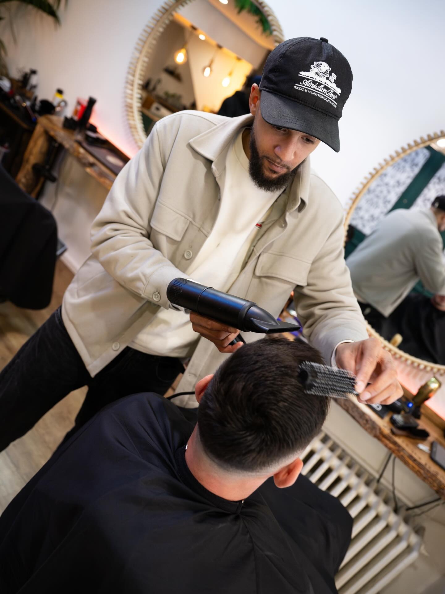 Cyrille (@rilcybarber) au travail dans le salon Jungle Groom
